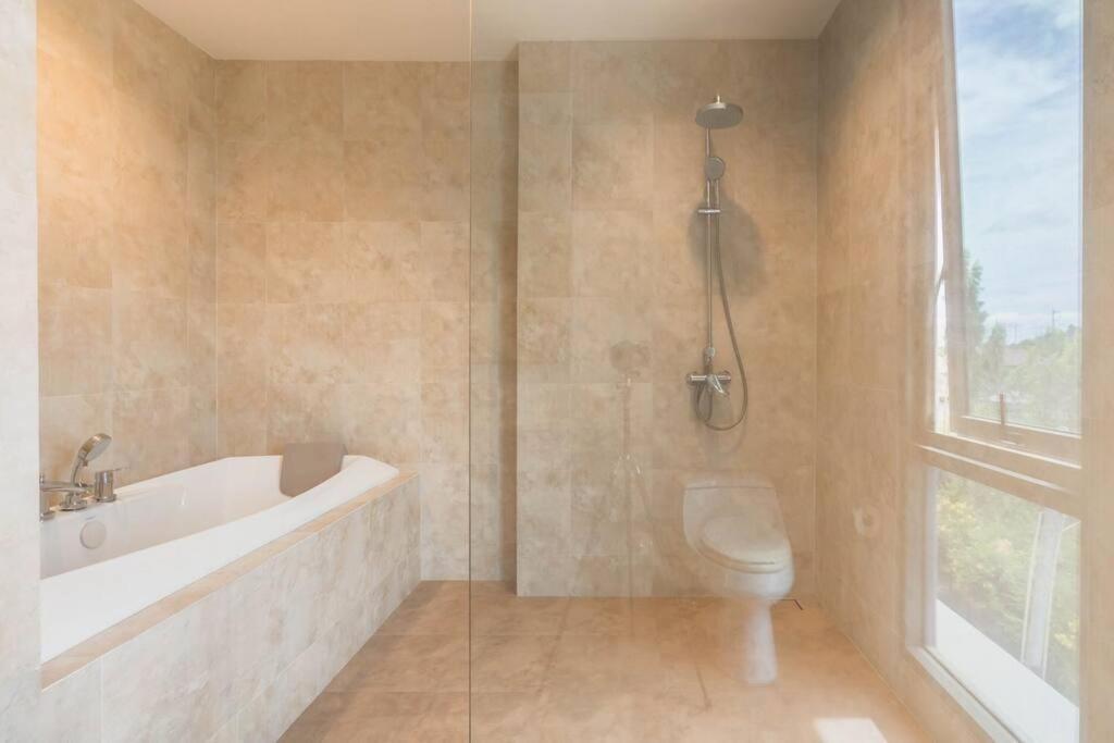 Villa Marbella Beachfront Pattaya 3br *