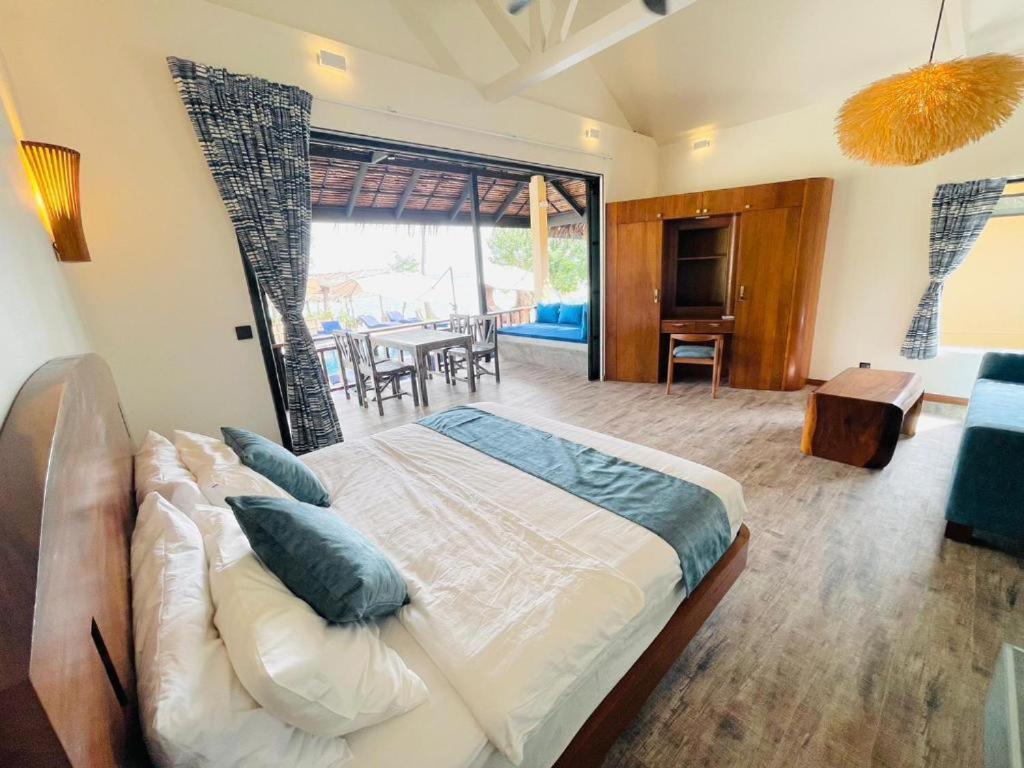 Absolute Beachfront Resort 4*