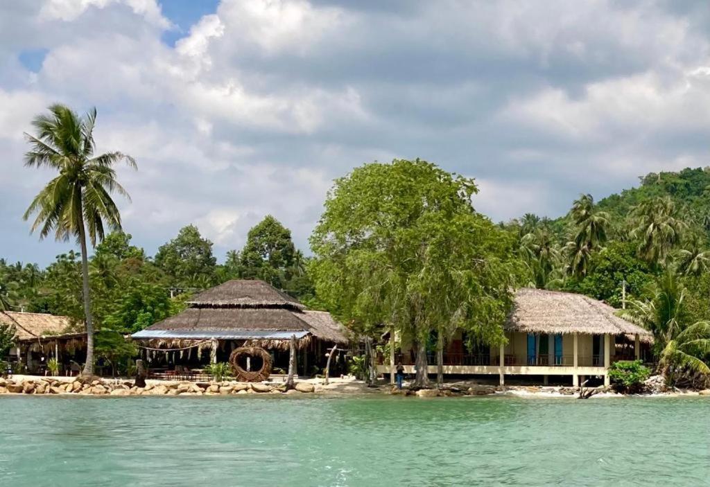 Resort Absolute Beachfront 4*