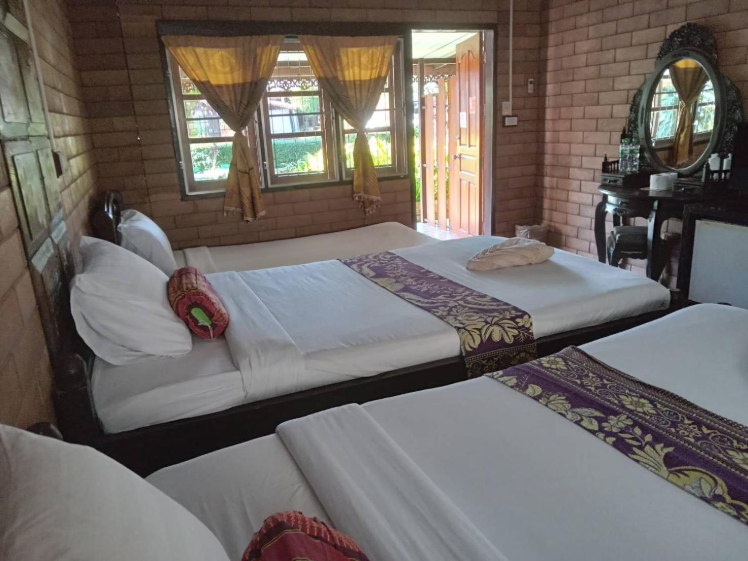 เรือนแฝด Brook View Guest house *