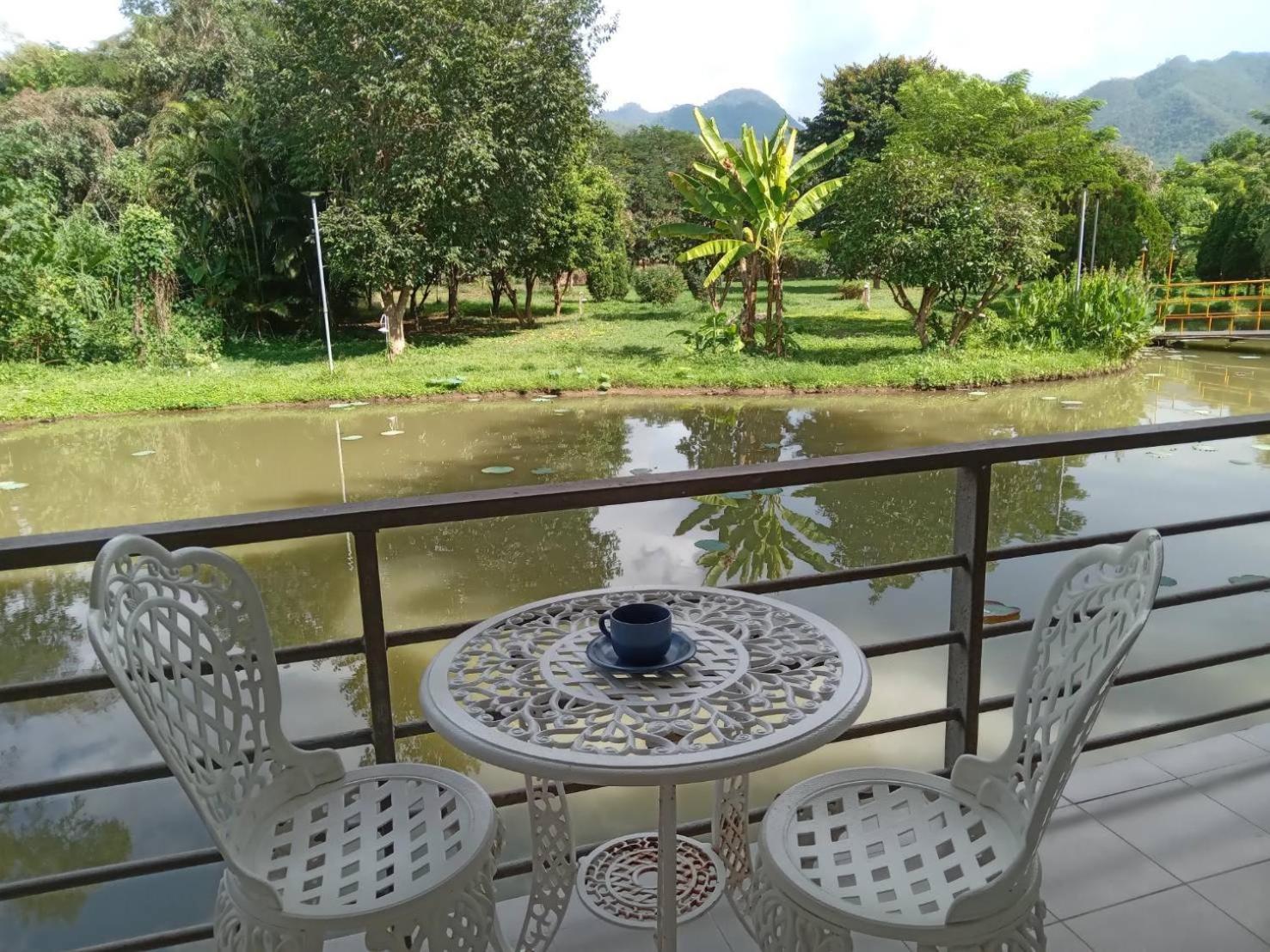 Guest house เรือนแฝด Brook View Pai
