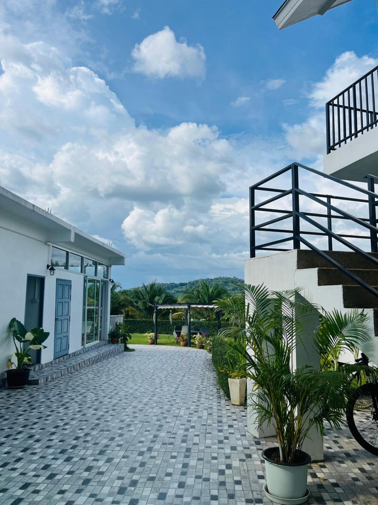 White Seaview Hotel