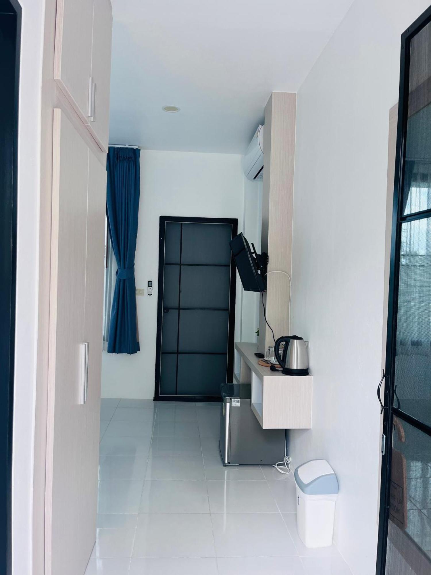 White Seaview Hotel