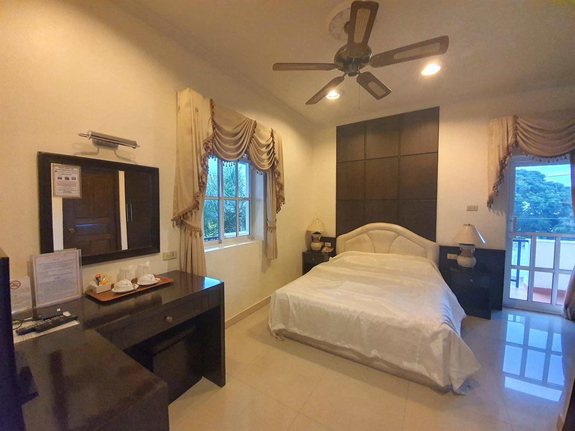 Hotel Serene Sands
