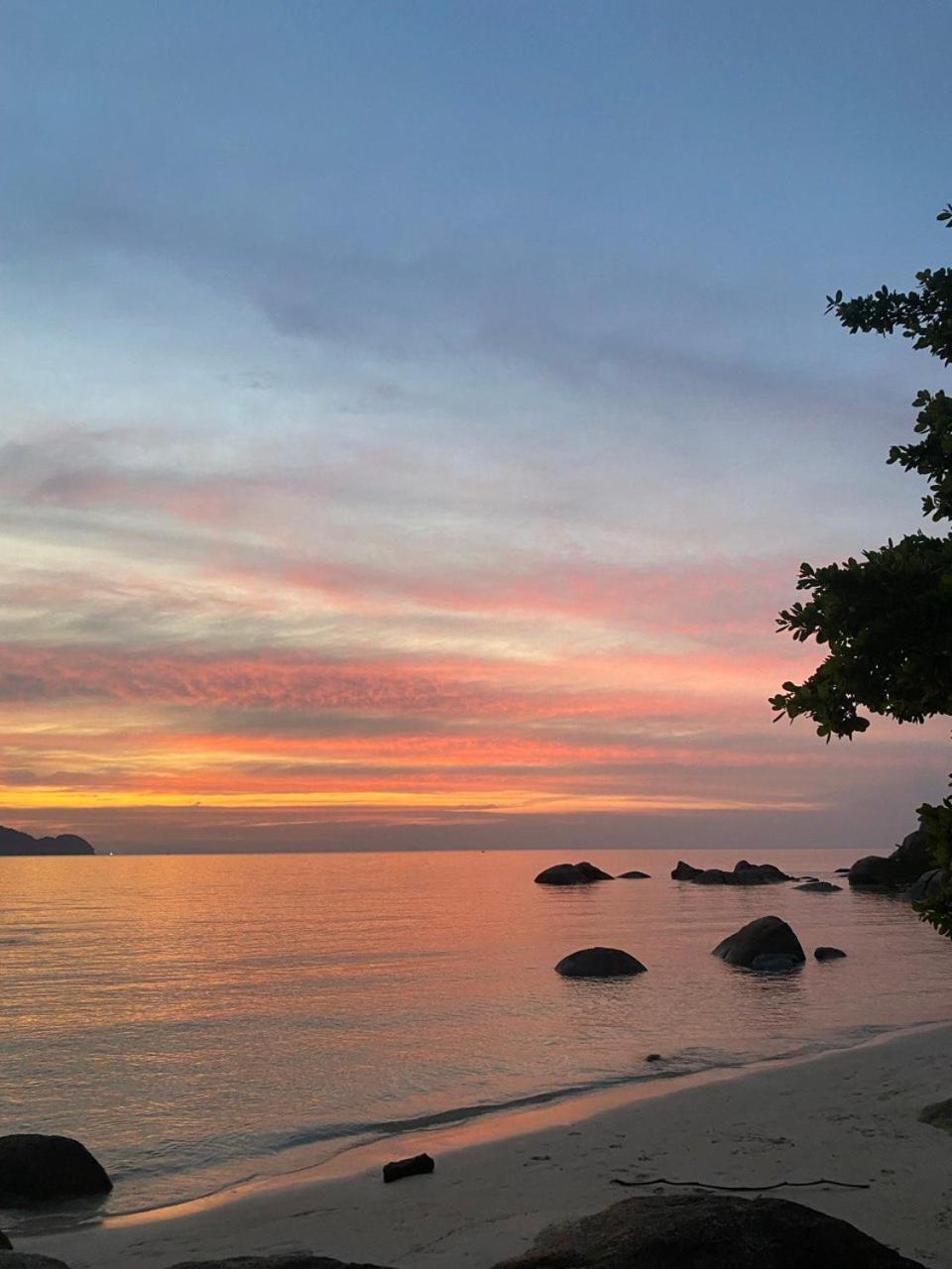 Beachfront Sunset View 1bd/kitchen/pool * Salad Beach