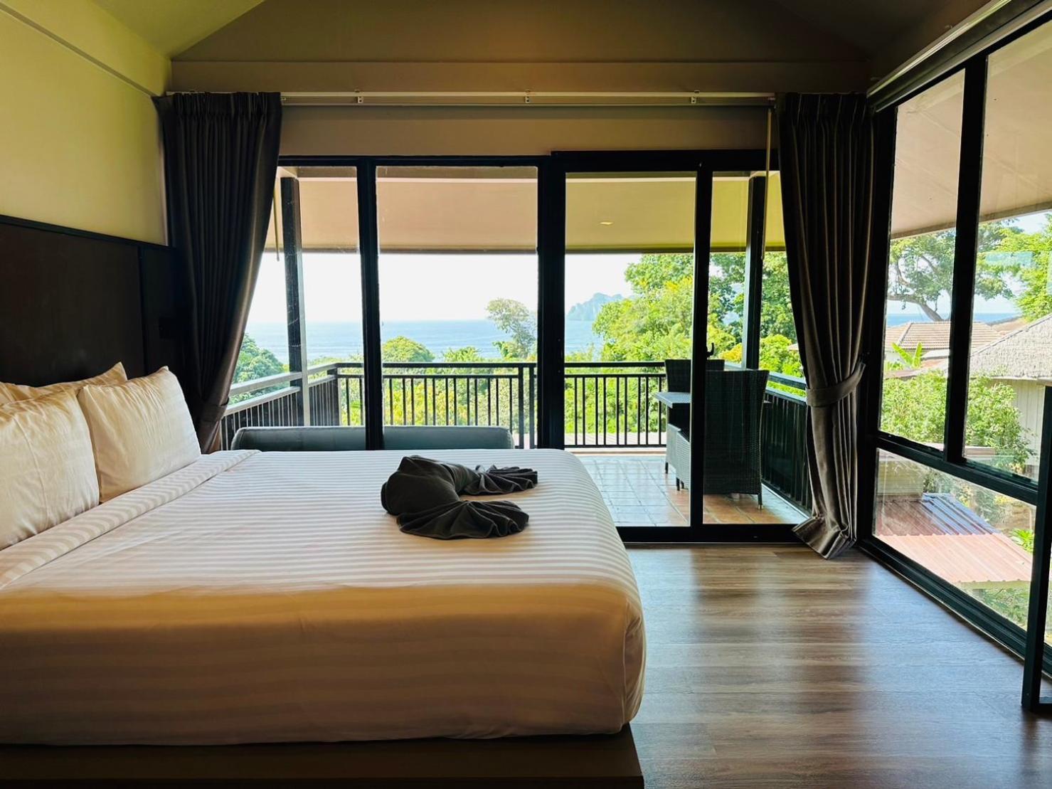 Hip Seaview @
