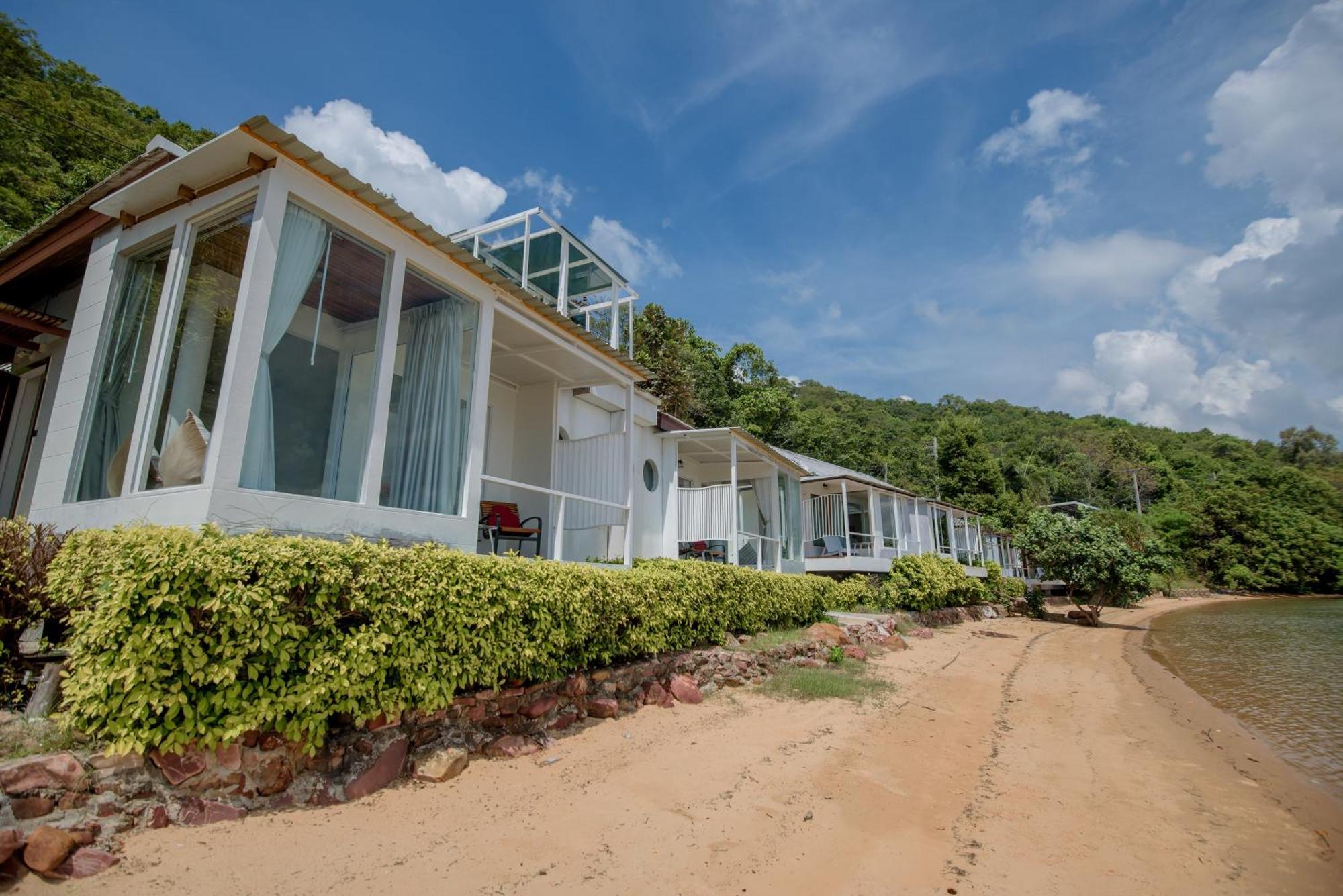 Resort Seashell Village Chao Lao Beach