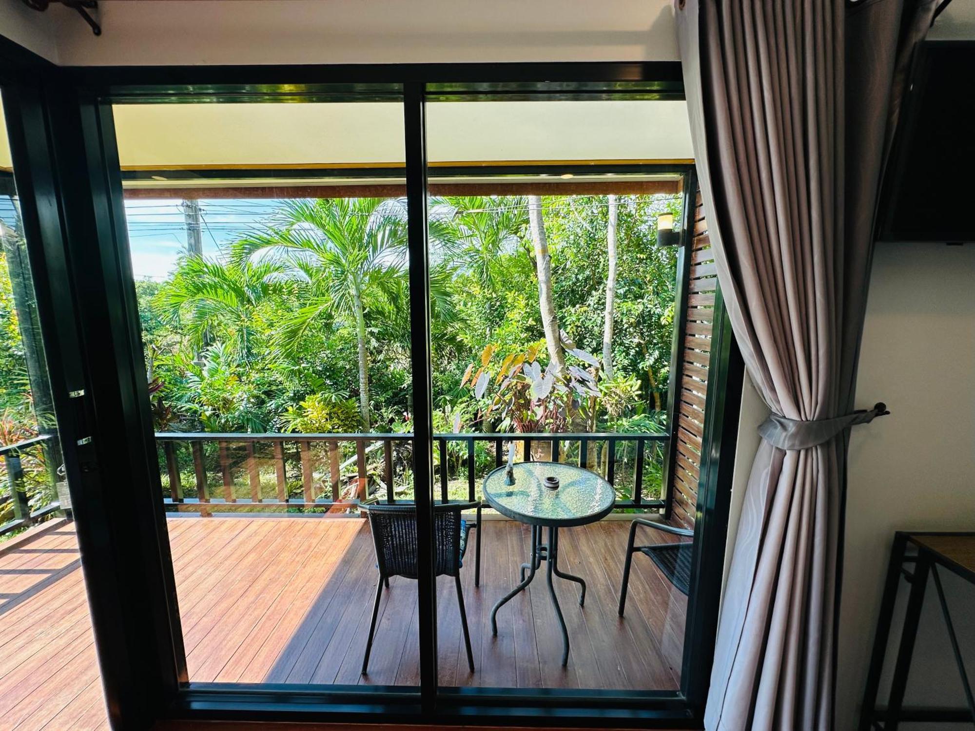 & Hostel Koh Jum