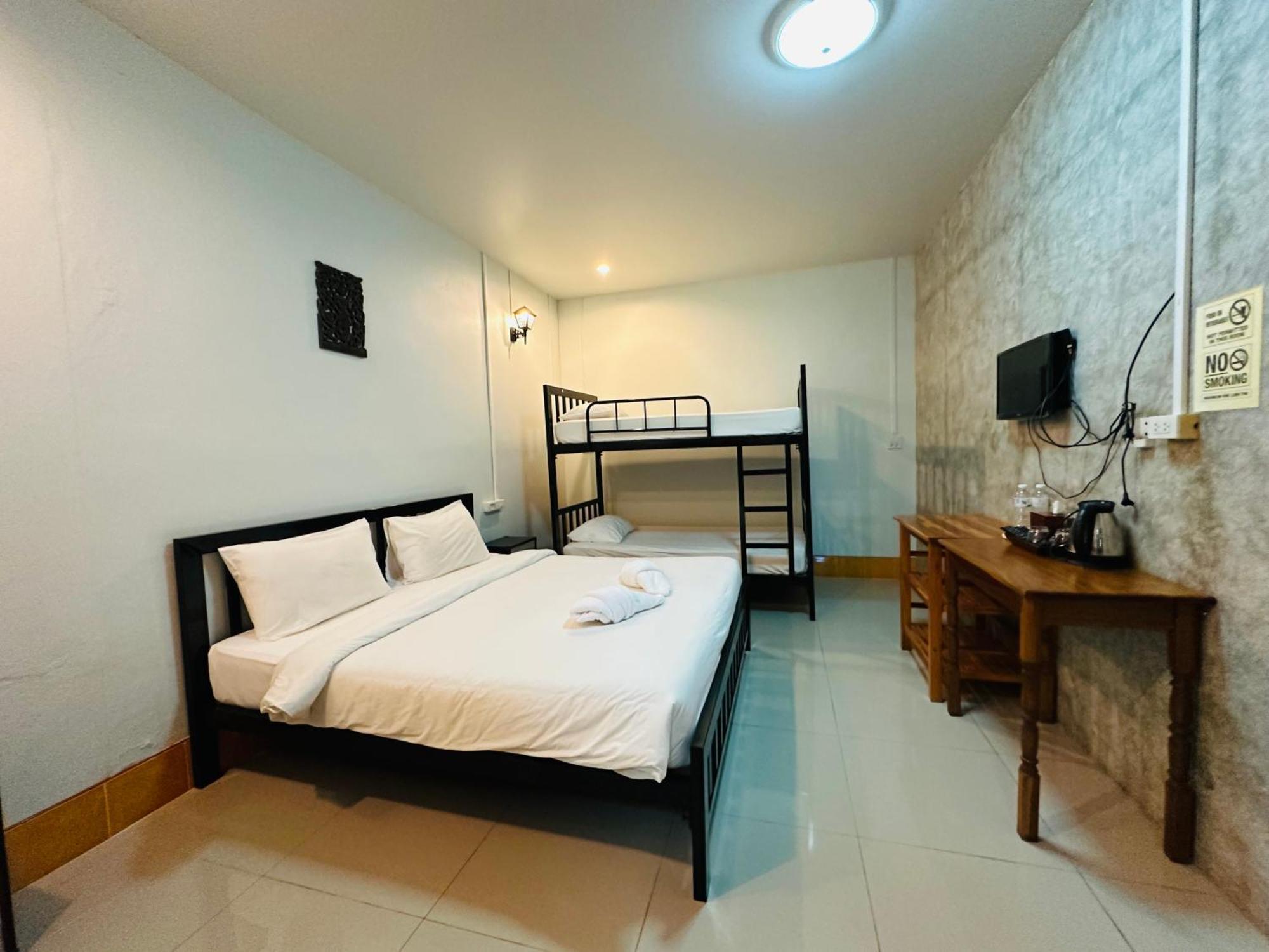 & Hostel Koh Jum