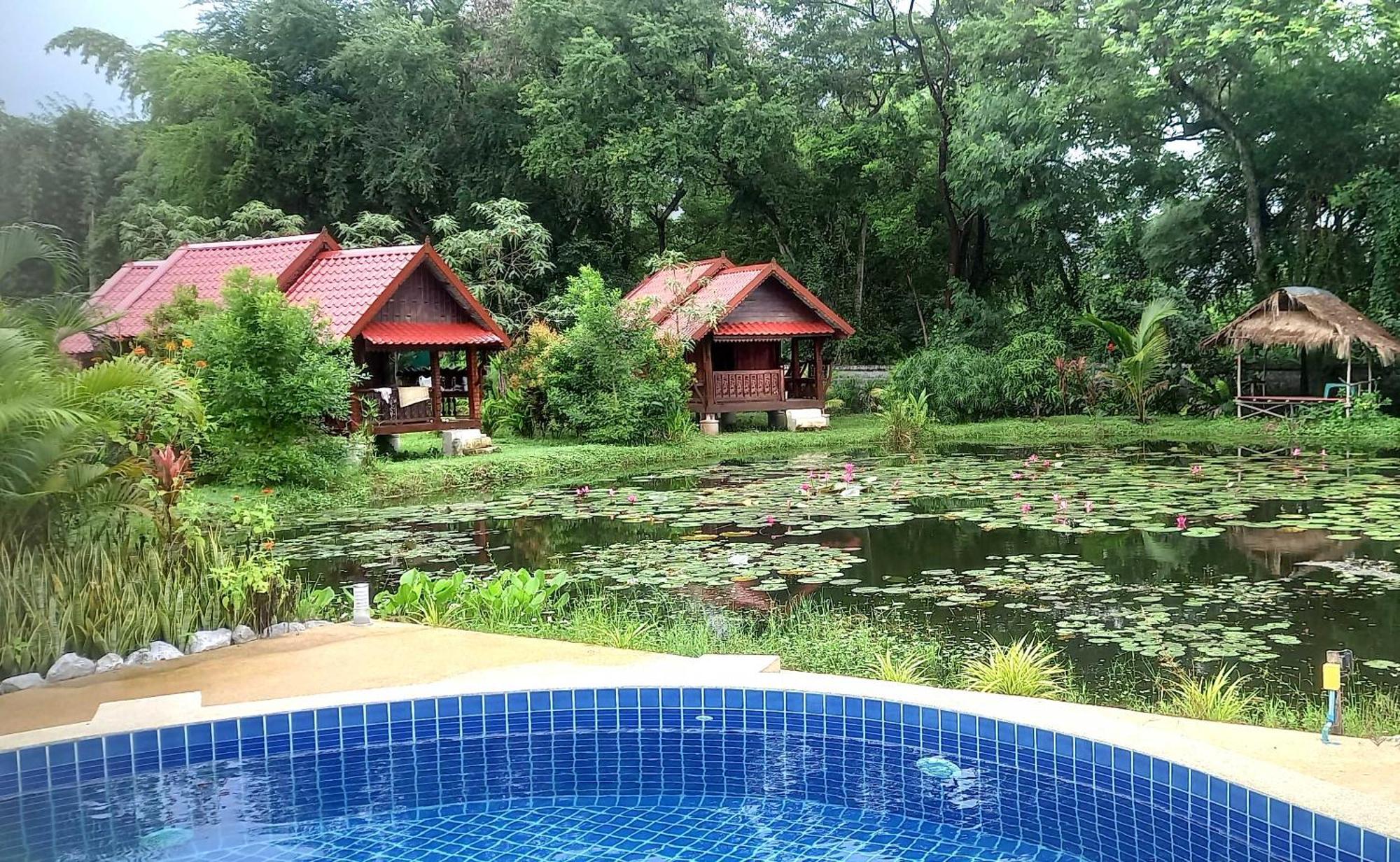 Bua Daeng Resort Kumphawapi
