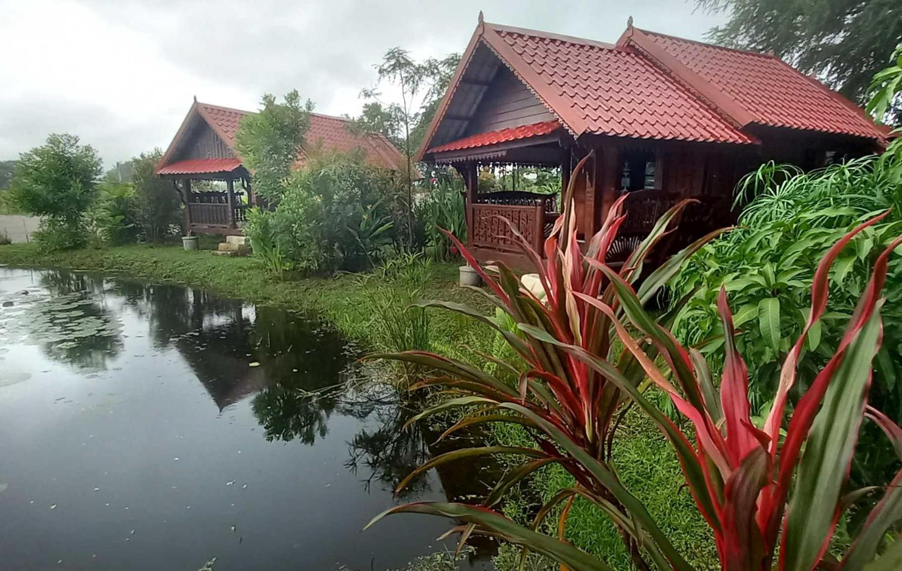 Bua Daeng Resort Kumphawapi