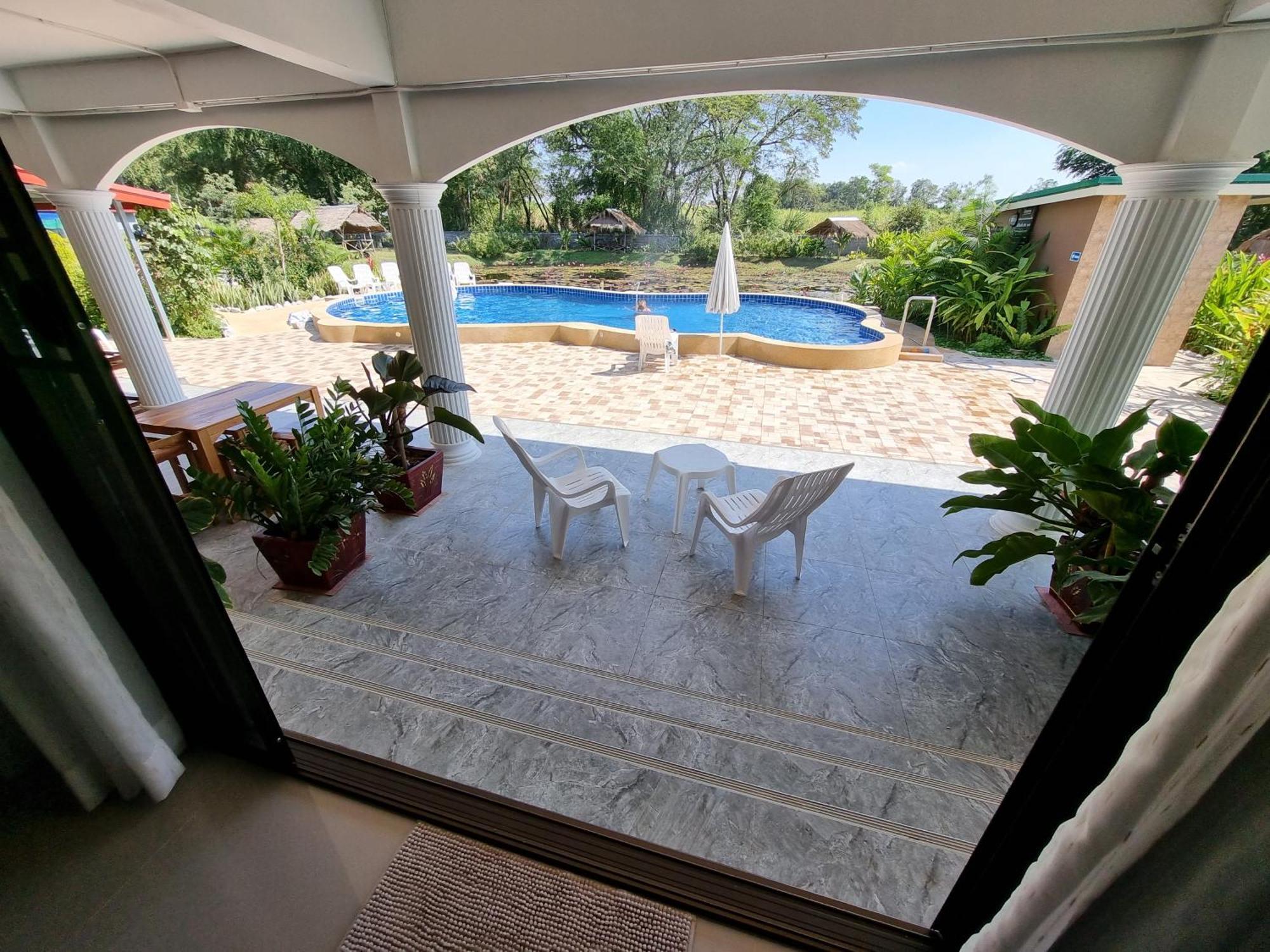 Bua Daeng Resort Kumphawapi