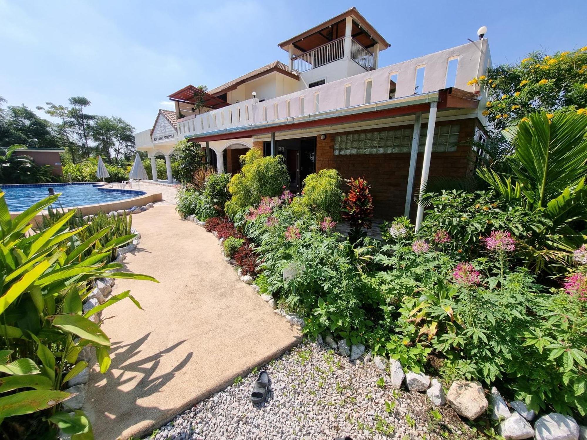 Bua Daeng Resort *