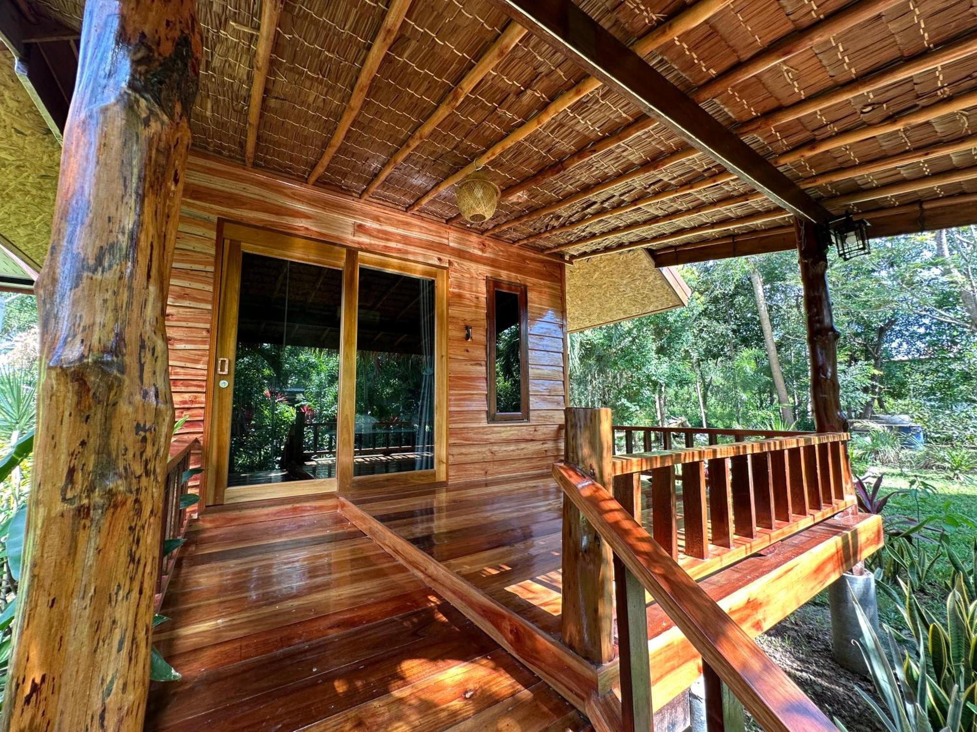 & Hostel Koh Jum