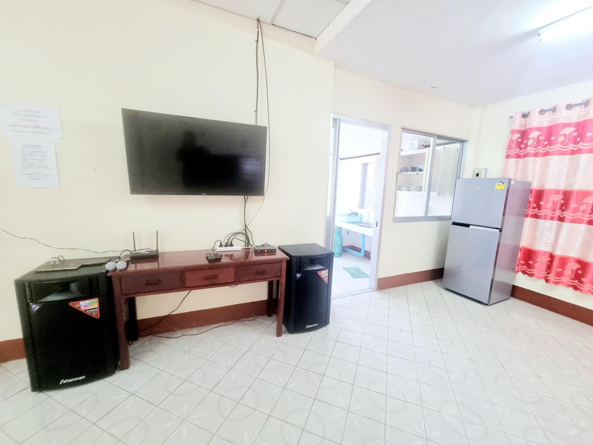 Mae Rampung House คาราโอเกะและสระเด็ก Casa de férias Rayong