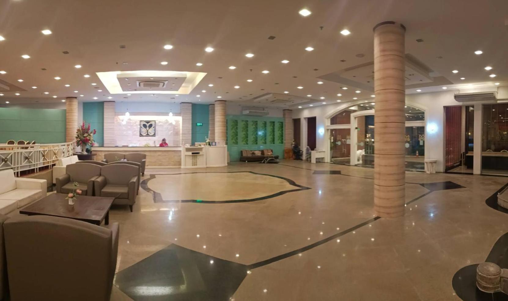 Mayflower Grande Hotel