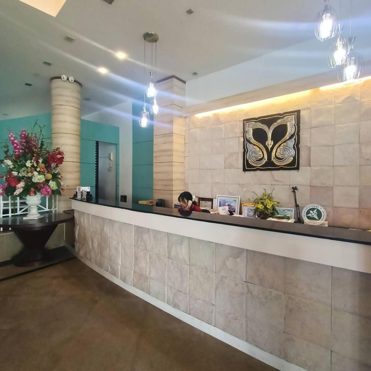 Mayflower Grande Hotel