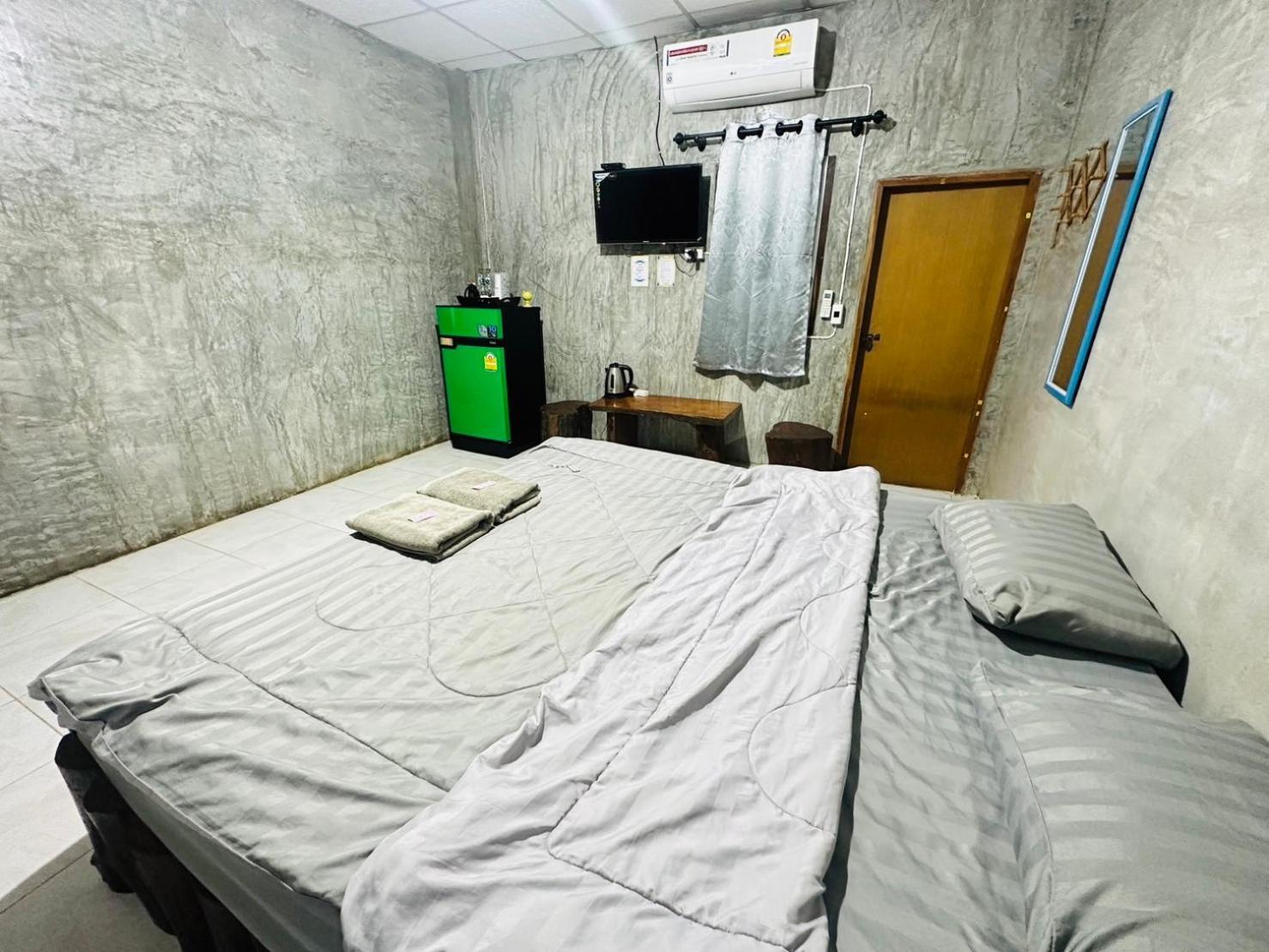 Resort Ban Pataraphan: Traditional Thai Retreat In Khunyuam, Maehongson *