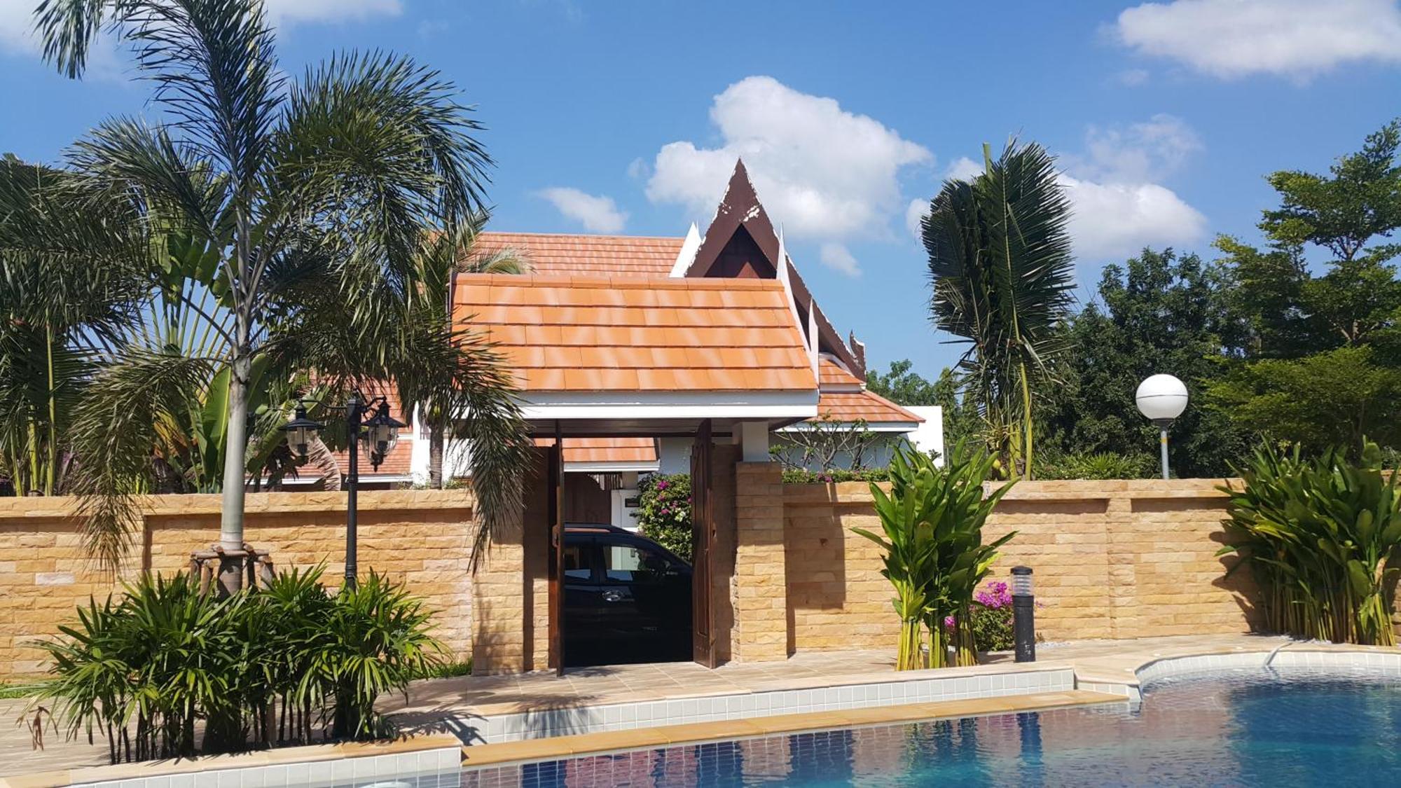 Resort Vip Chain Pool