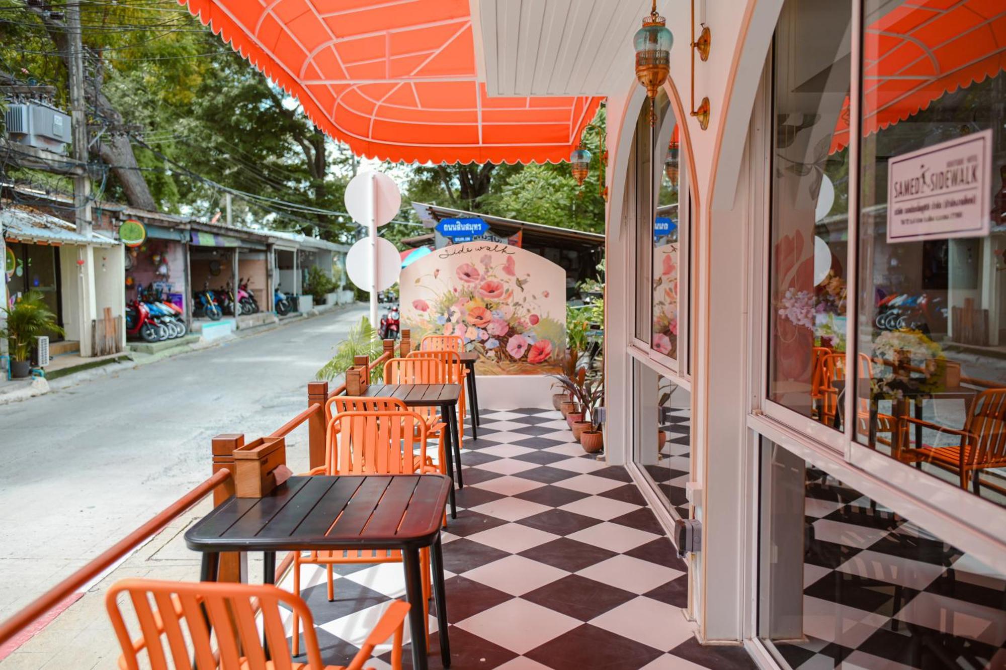 Sidewalk Boutique 2*