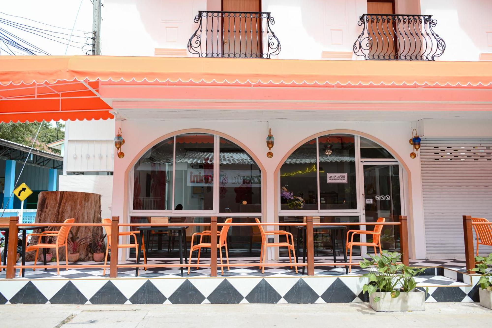 Sidewalk Boutique 2*