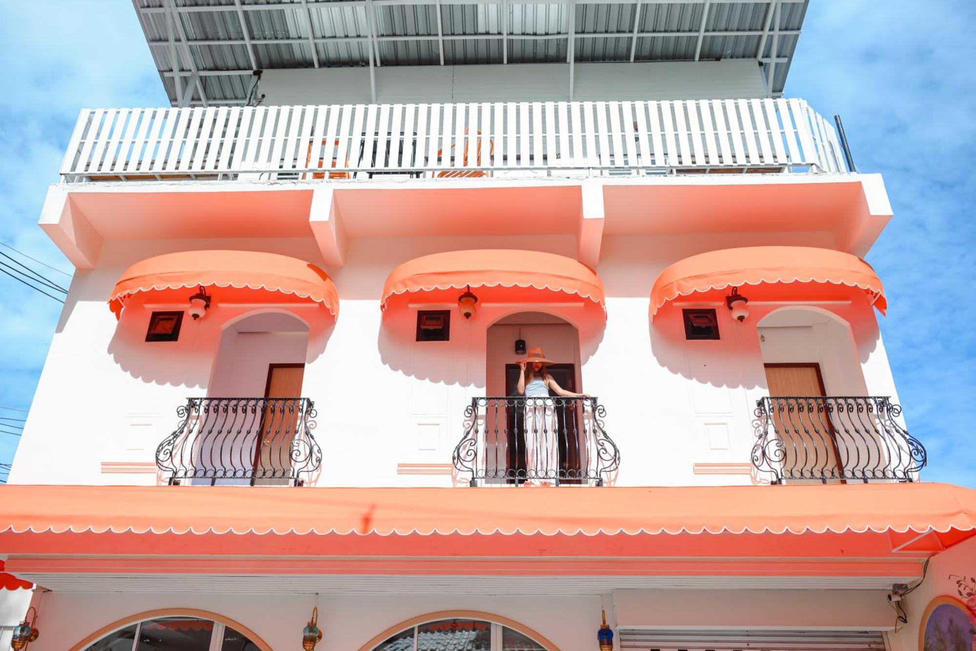 Sidewalk Boutique Hotel 2*