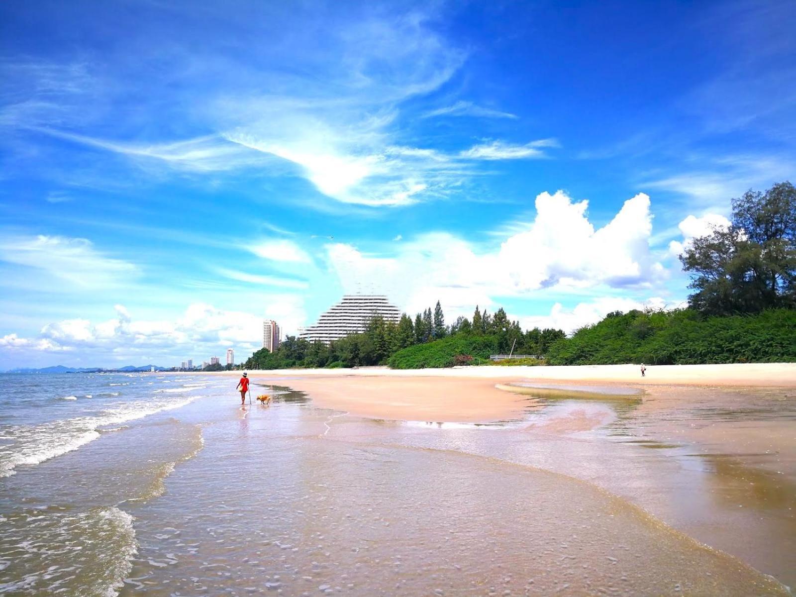 Beachfront With Balcony, Sea View & Pool View - Cha Am - Hua Hin Apartment *