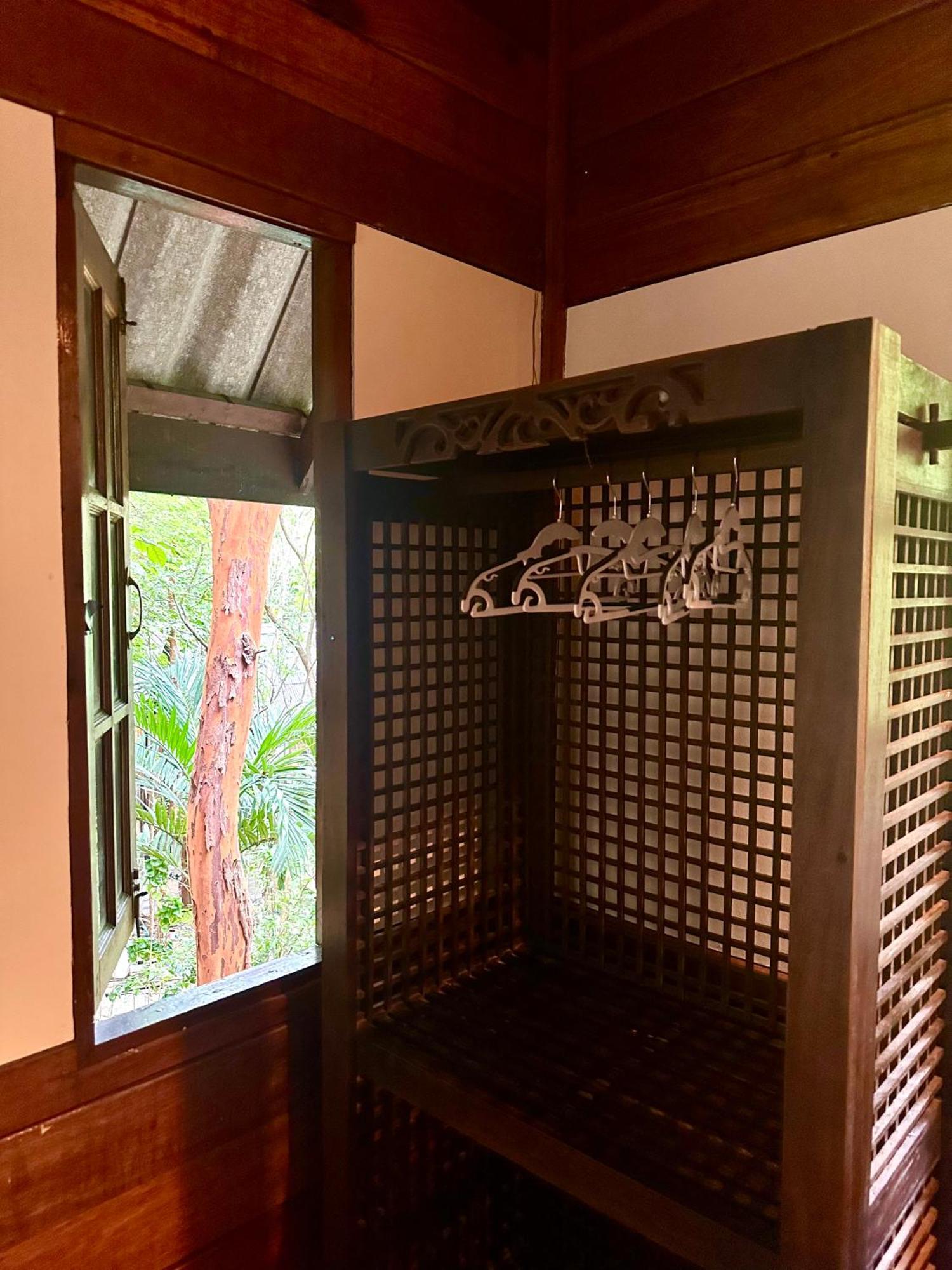 Bambu Huts Resort *