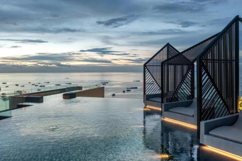 Edge Sky With Infinity Pool & Free Netflix Apartment
