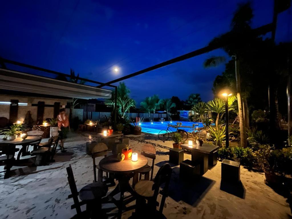Resort Sunset And Bar