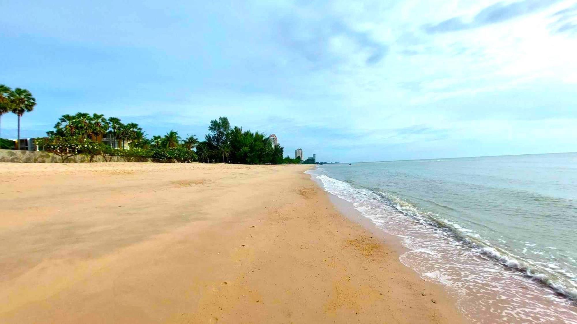 Beachfront With Balcony, Sea View & Pool View - Cha Am - Hua Hin Apartment Cha-Am