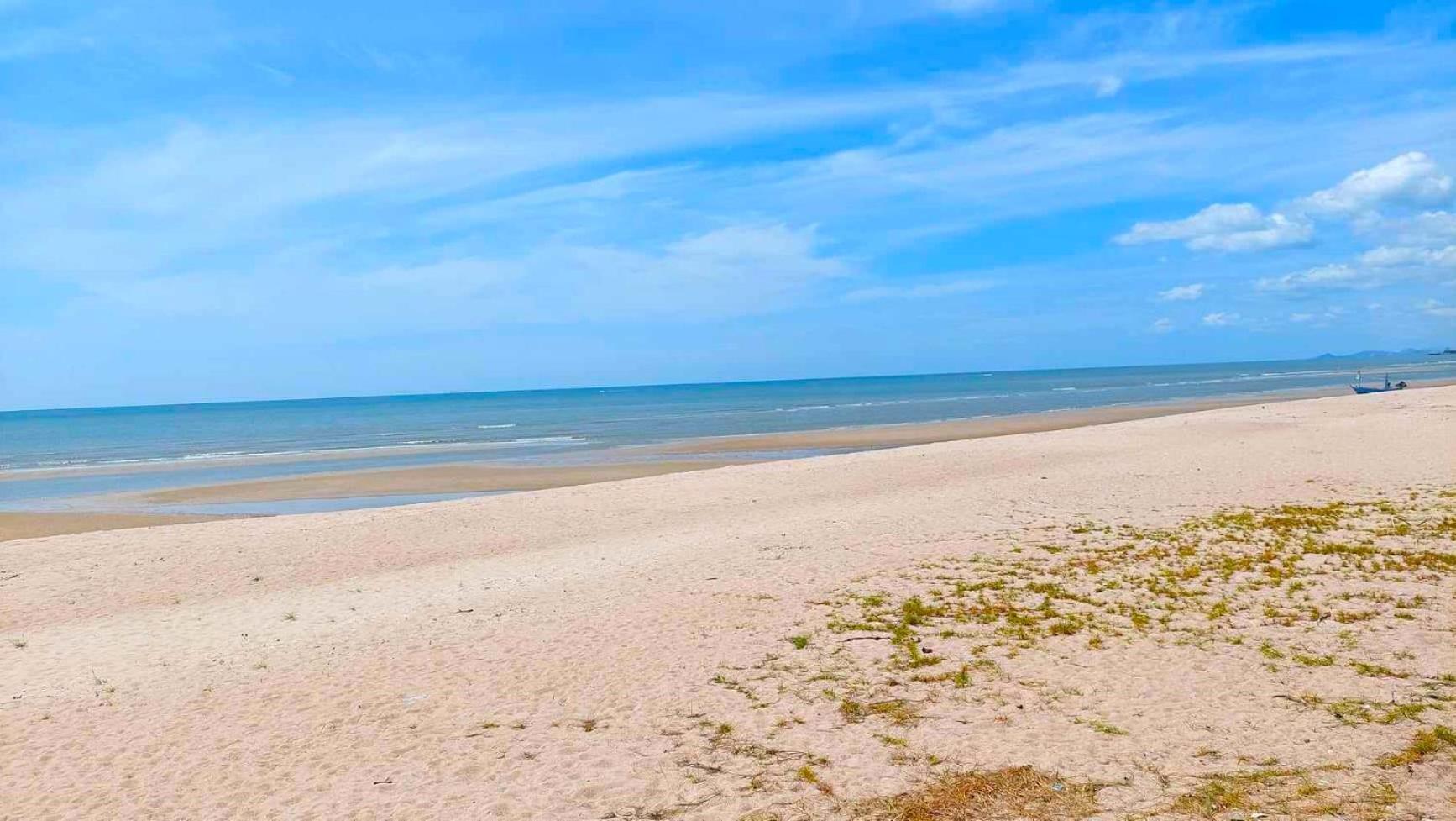 Beachfront With Balcony, Sea View & Pool View - Cha Am - Hua Hin Apartment