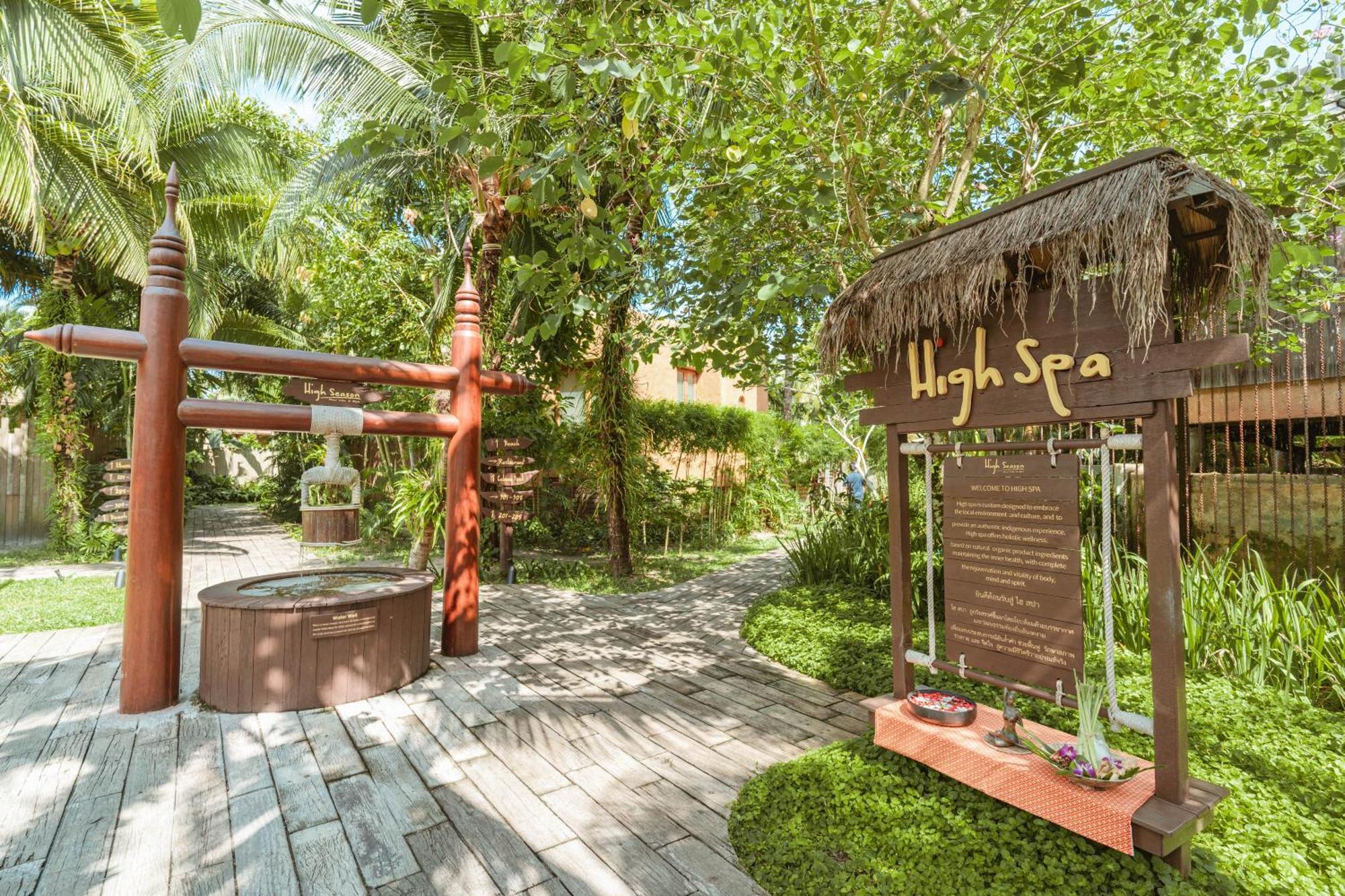 Resort High Season Pool &