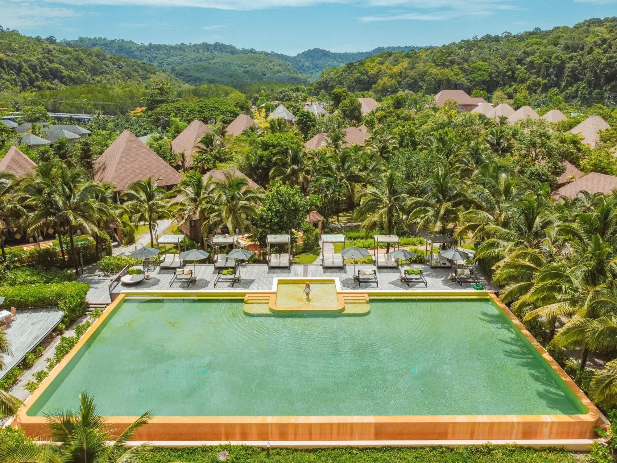 Resort High Season Pool & 5*