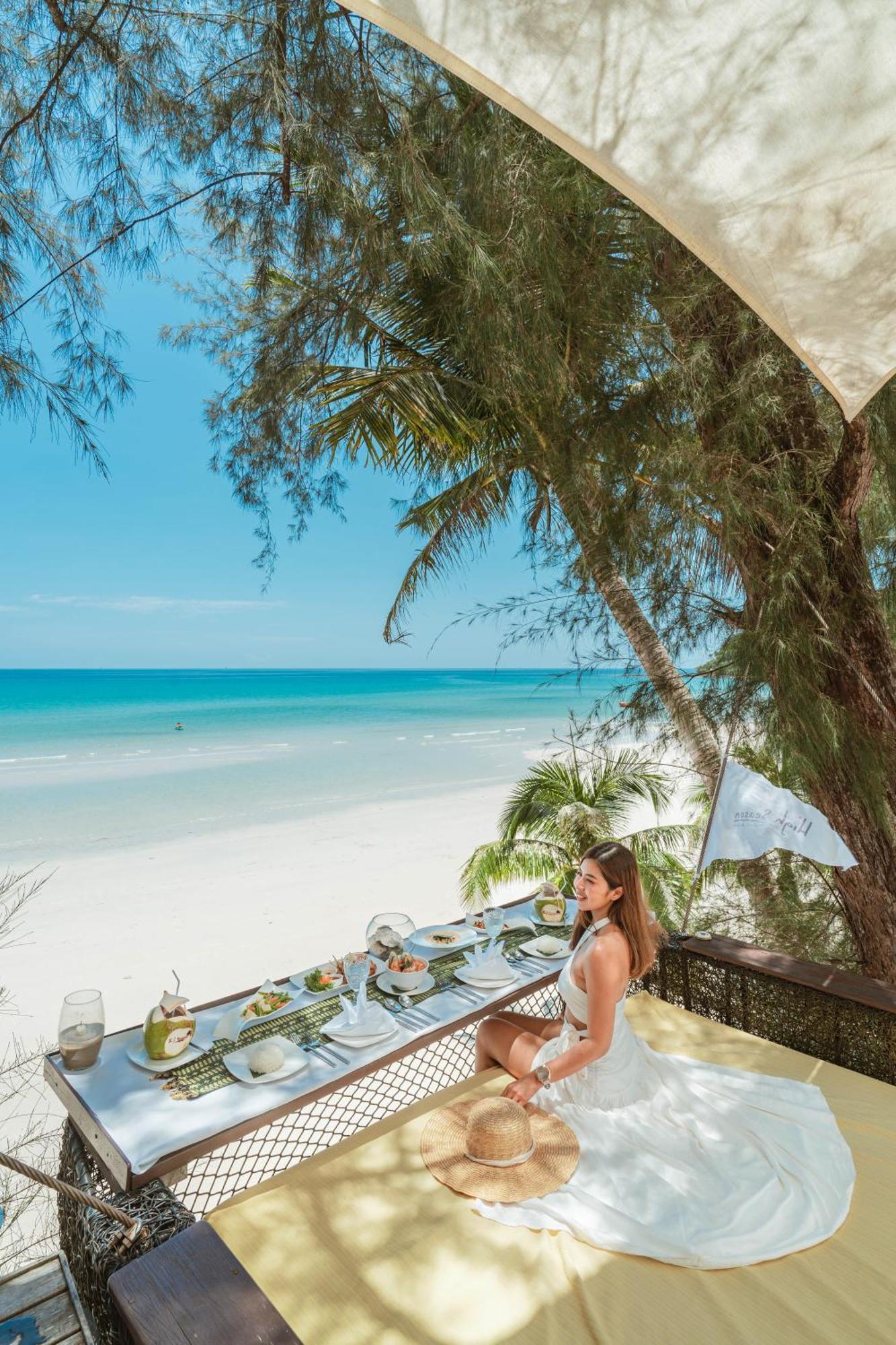 Resort High Season Pool &