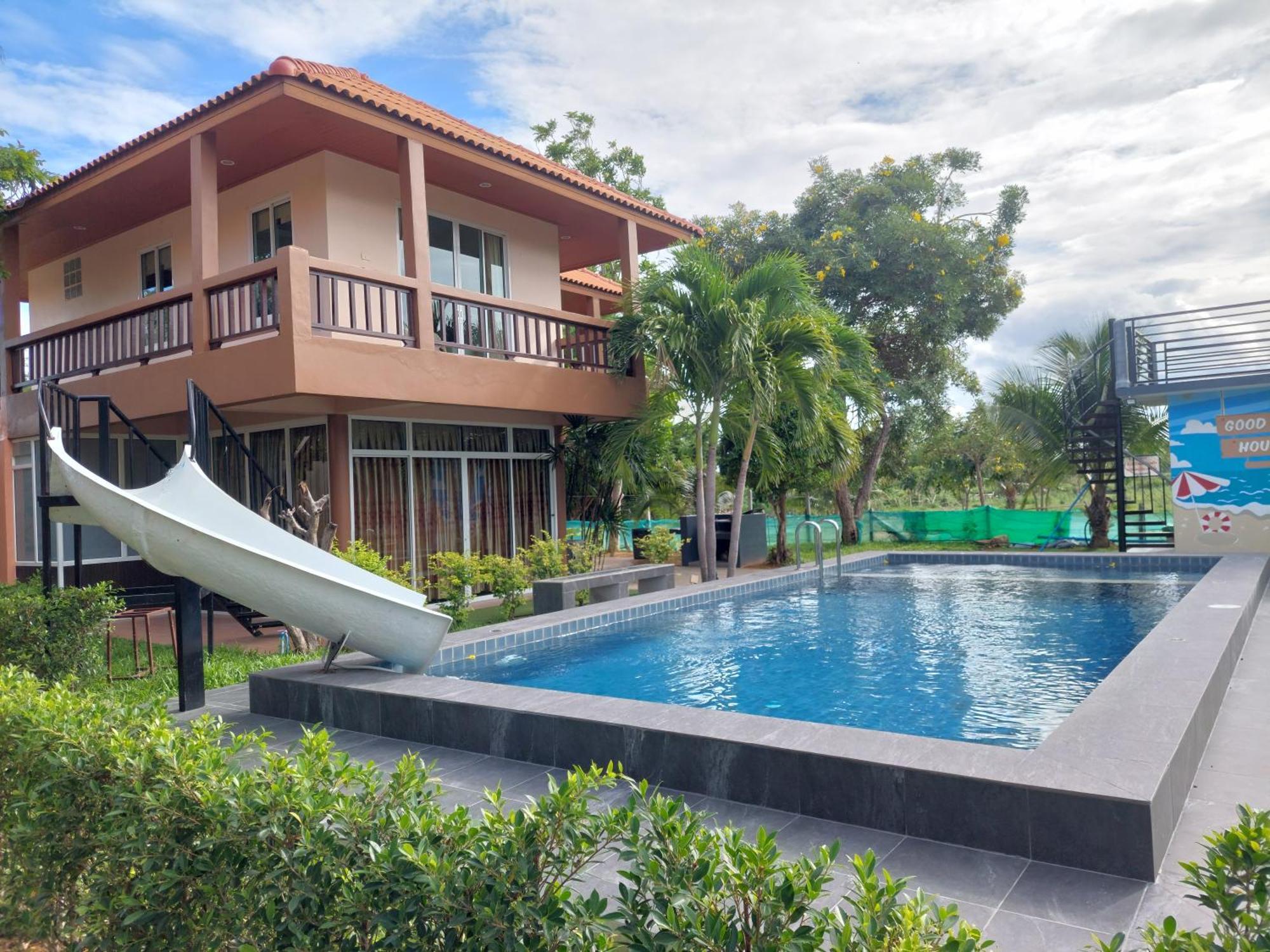 แสงหิรัญ บีช Resort *