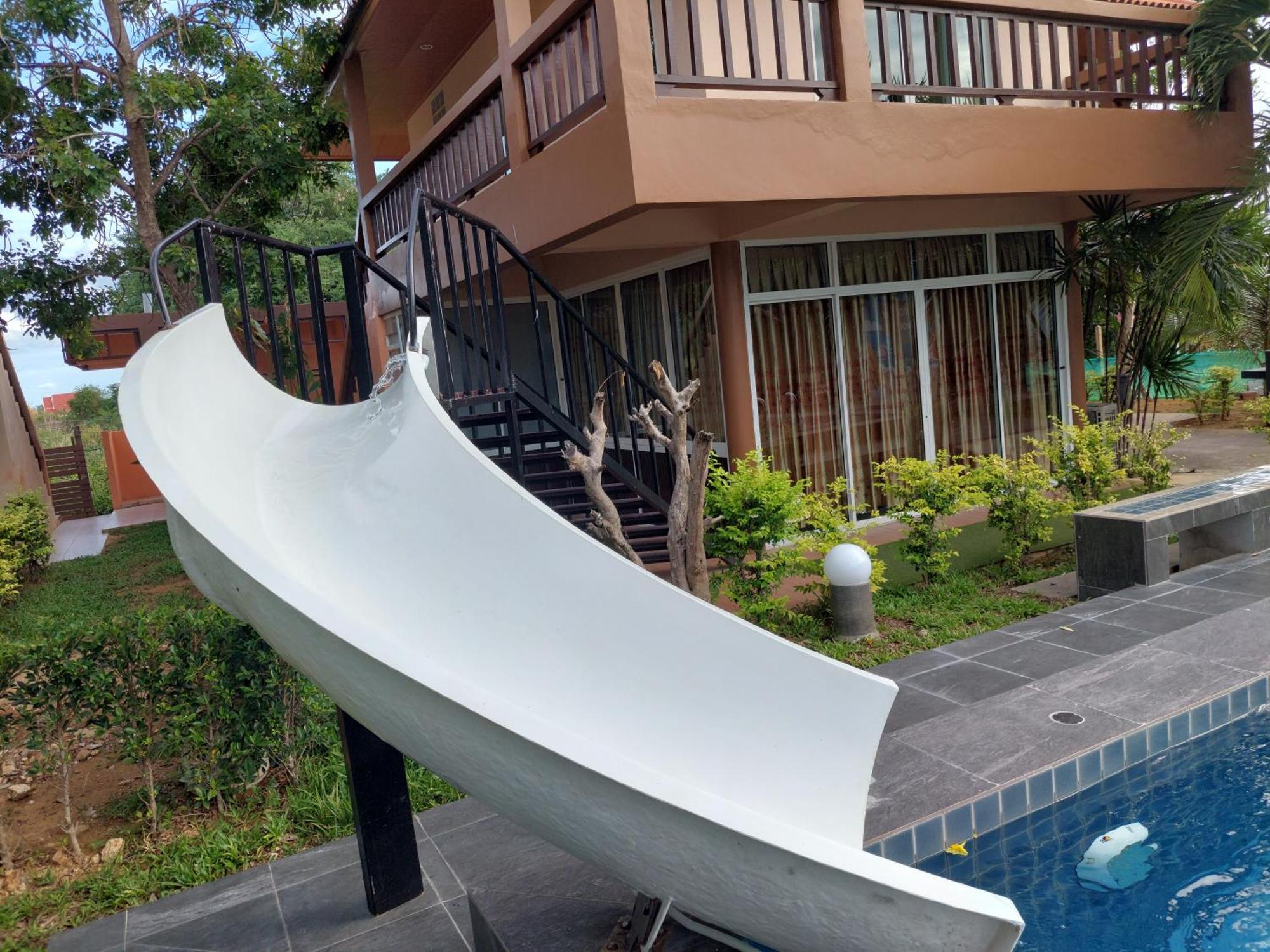 Resort แสงหิรัญ บีช Pran Buri