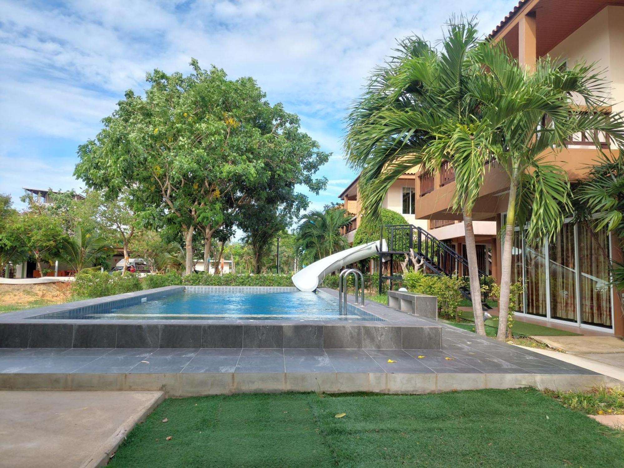 แสงหิรัญ บีช Pran Buri