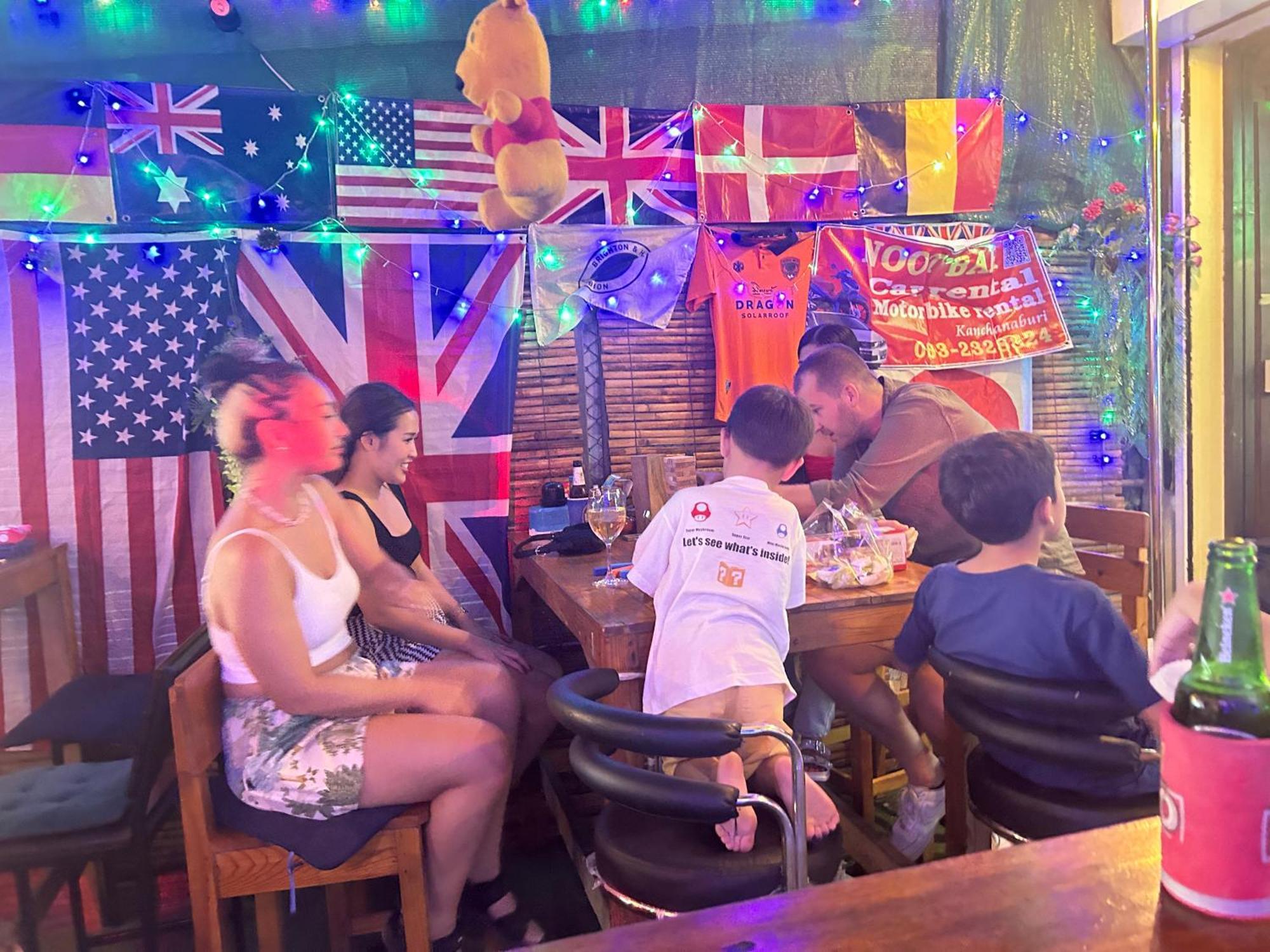 Noot's Bar And Guest house