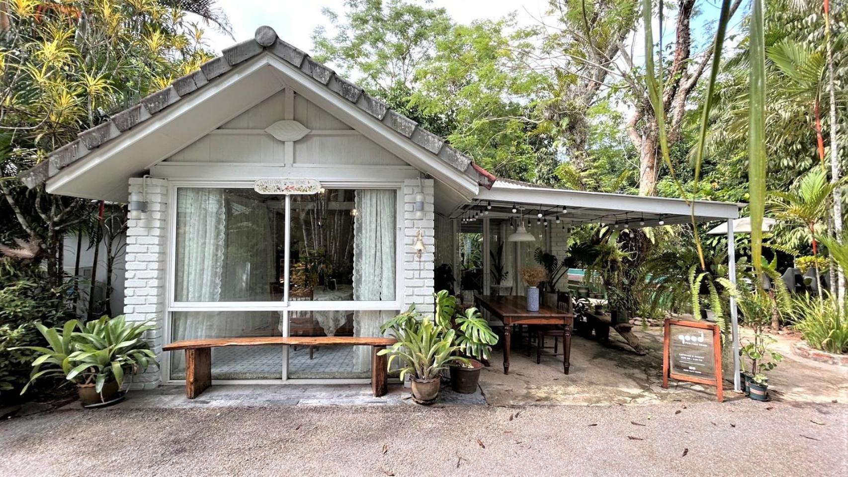 Resort Blu Monkey Pooltara & Pet Friendly