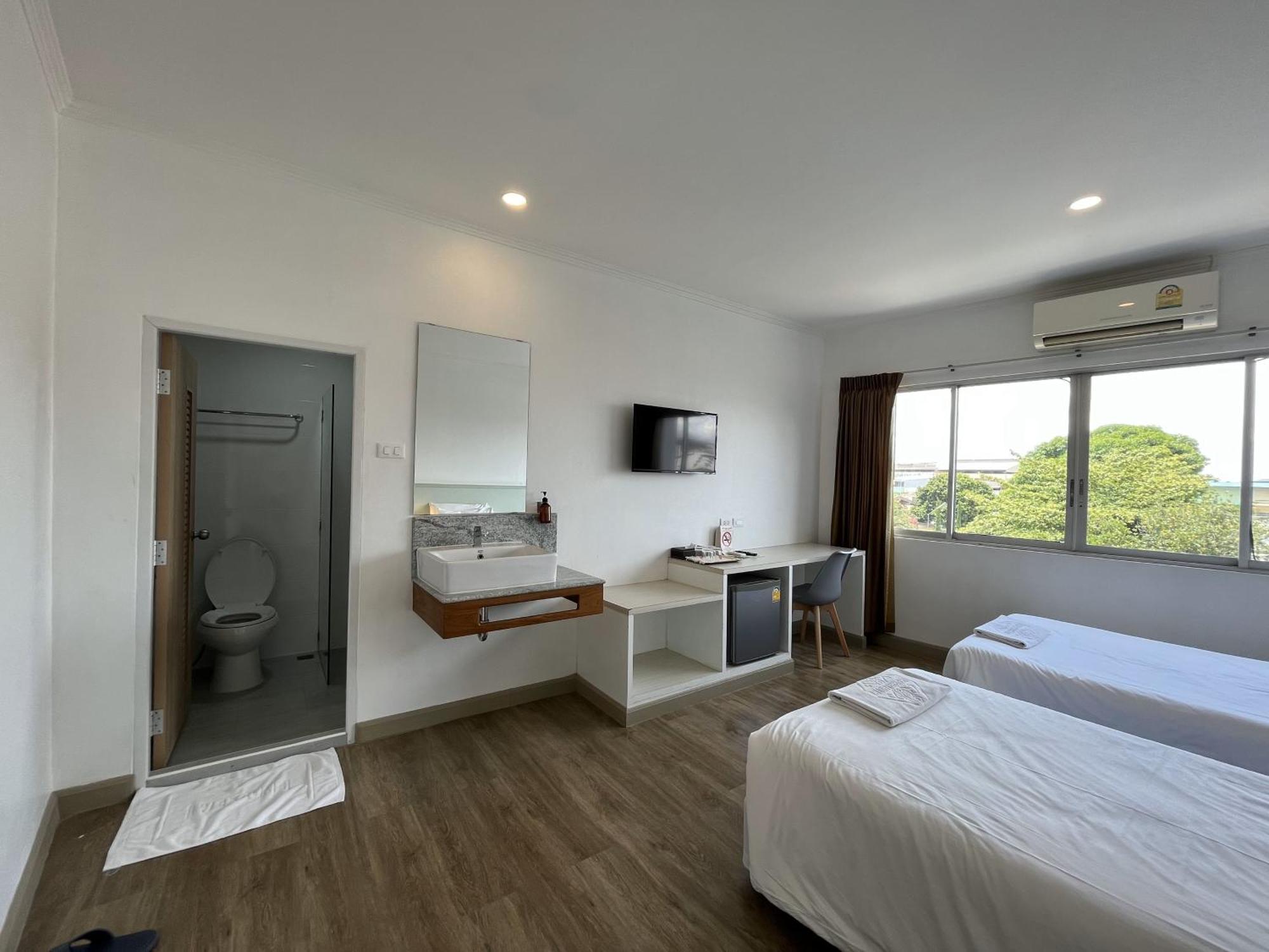 Dhevaraj Hotel Nan