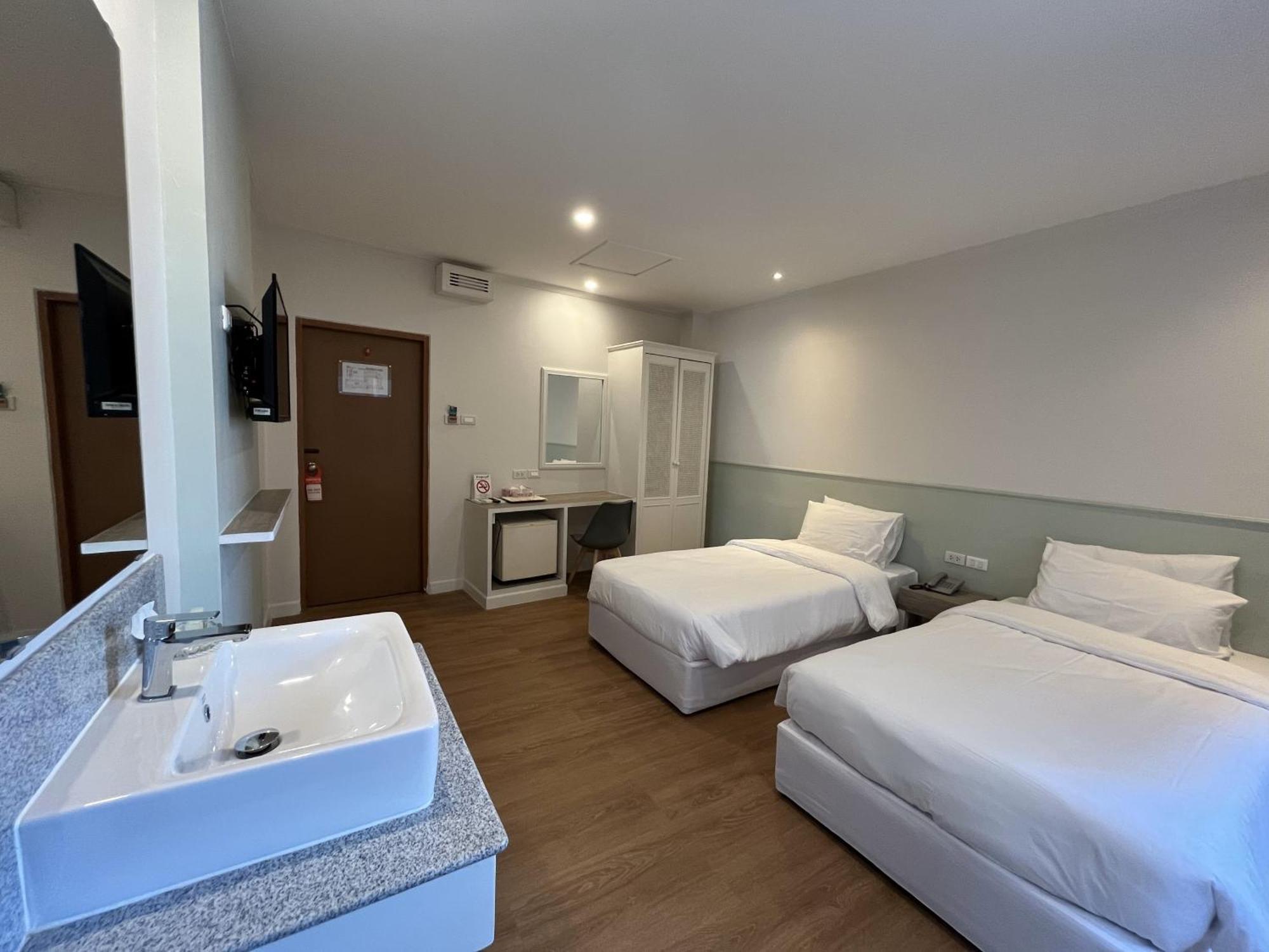 Hotel Dhevaraj 3*