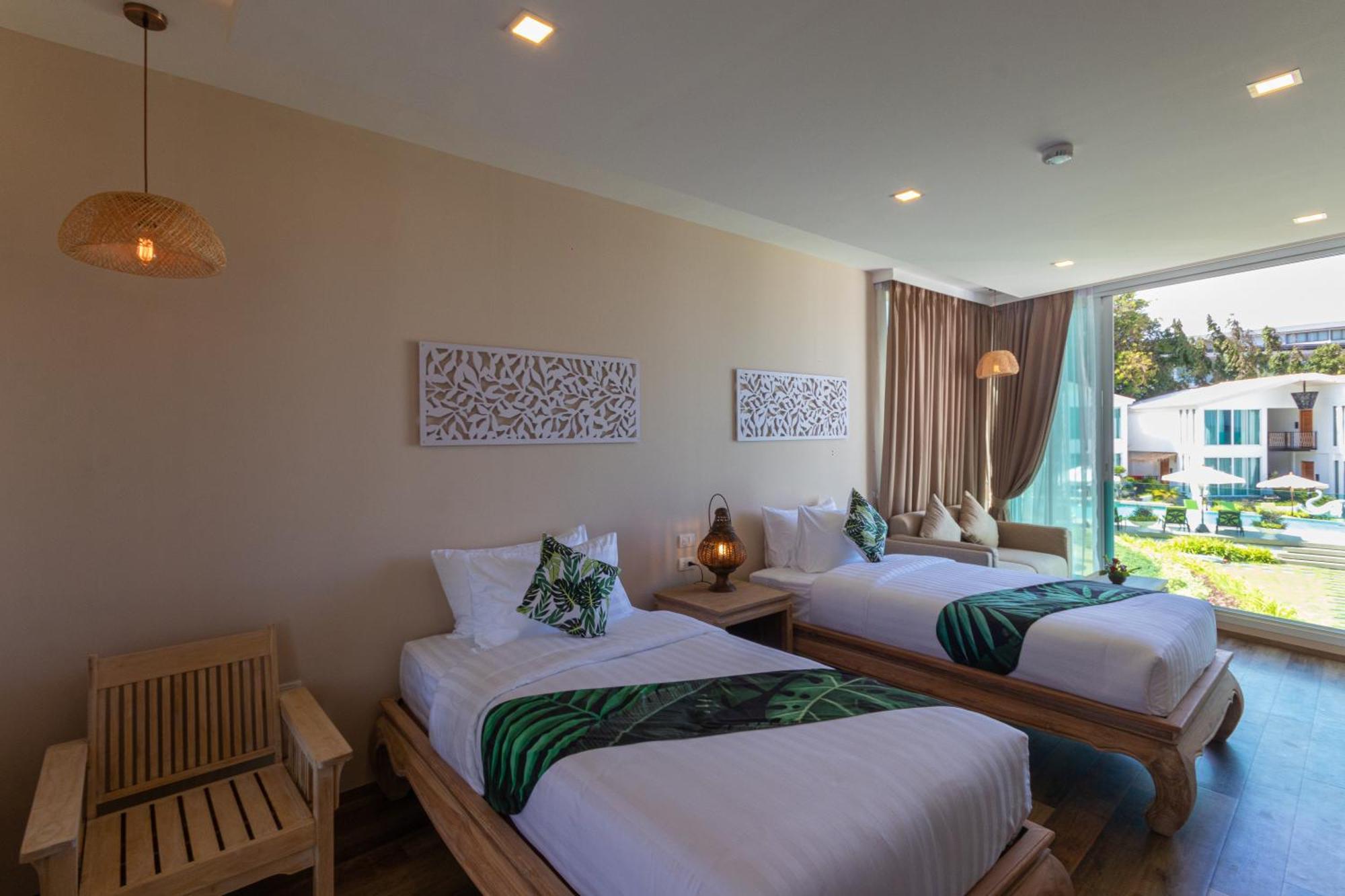Hotel Vannee Golden Sands Beachfront