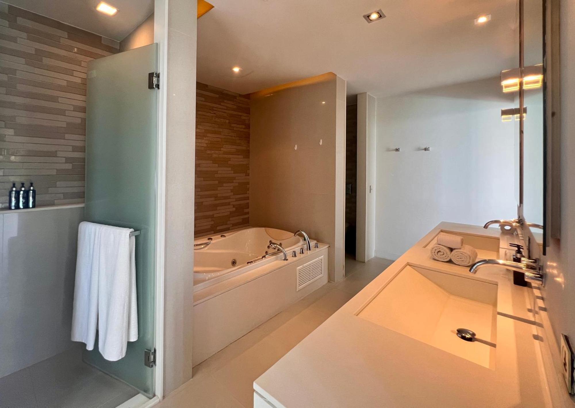 Villa: 6-bedroom Oceanfront Pool Retreat Villa *