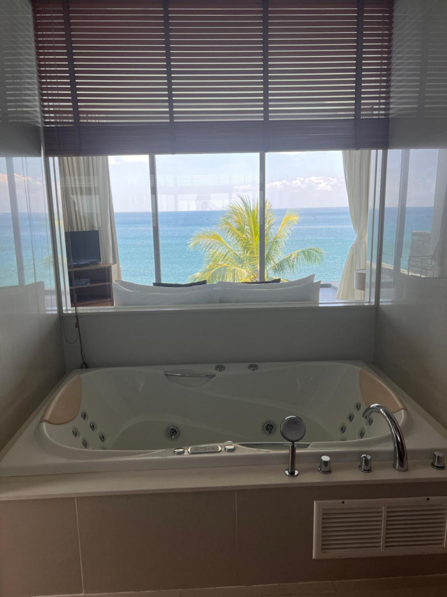 Villa: 6-bedroom Oceanfront Pool Retreat Villa Kamala Beach