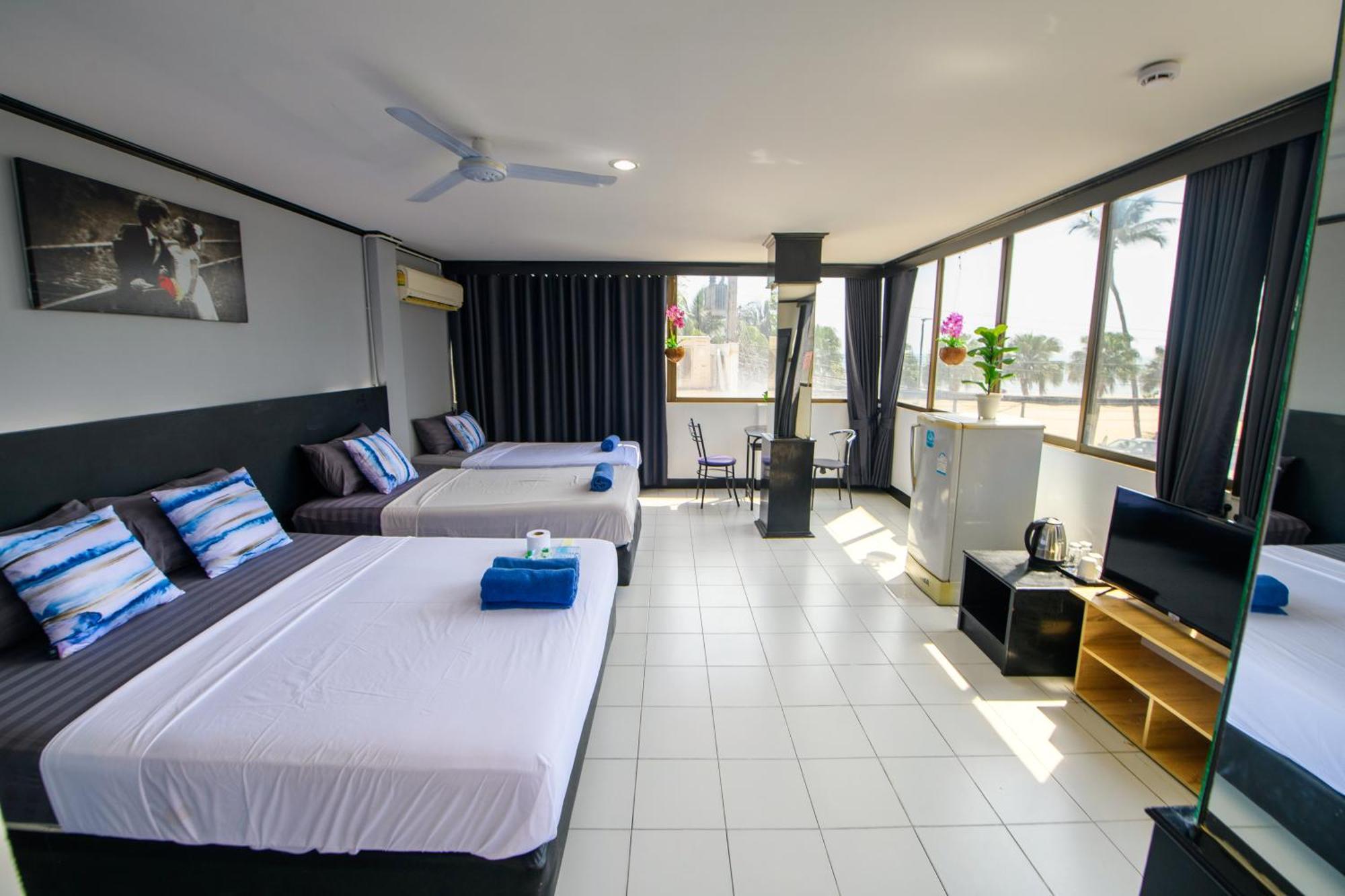 Happy - Beachfront Hotel