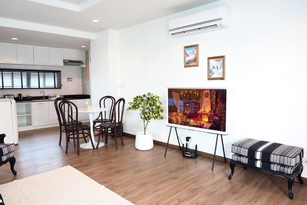 Beachfront 70 Sqm Premier Sea View And Pool View Family Free Apartment Bang Saen