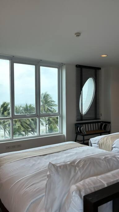 Apartment Beachfront 70 Sqm Premier Sea View And Pool View Family Free Bang Saen