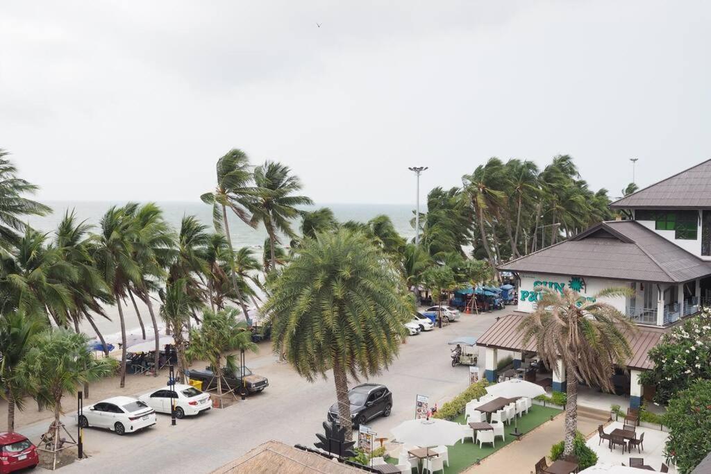 Apartment Beachfront 70 Sqm Premier Sea View And Pool View Family Free Bang Saen