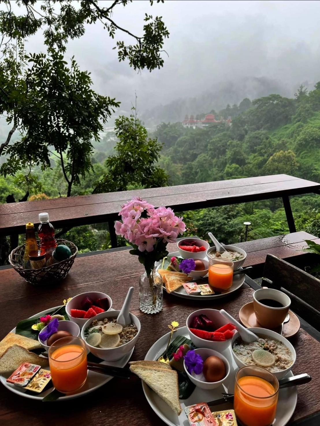 Camp Mai Mee Chue * Pong Yaeng